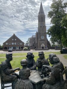 De aardappeleters in beelden voor de kerk van Nuenen